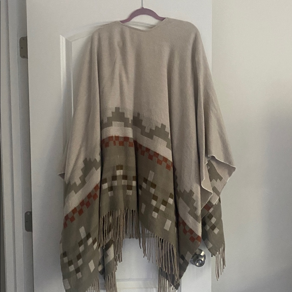 Fringed Geometric Pattern Poncho/Wrap - Picture 2 of 3